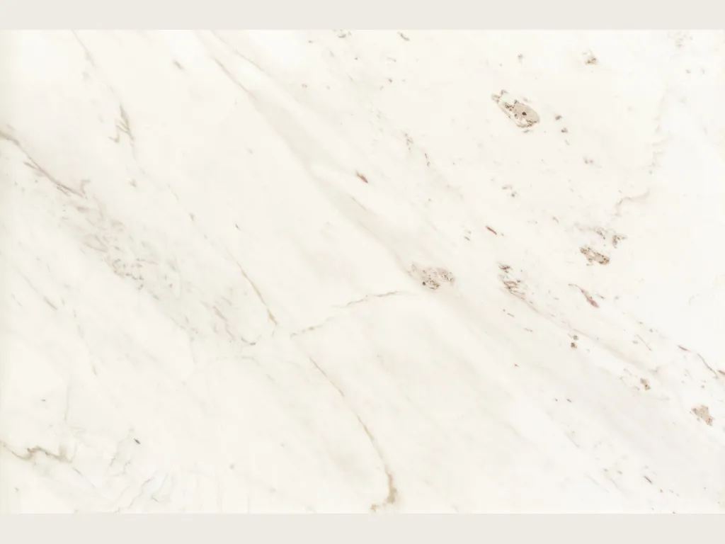 Placa de mármol blanco Venus: blanco cálido con vetas grises tenues en diagonal y manchas beige aisladas