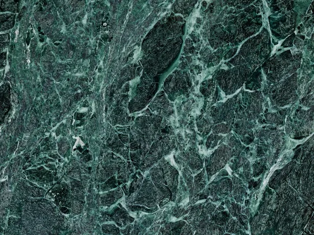 Detalle del Mármol Verde Alpi: vetas verde claro y blancas sobre el fondo verde oscuro pulido