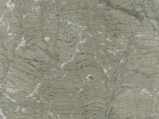 Detalle del Mármol Verde Antigua: líneas finas onduladas y fragmentos blancos sobre el gris verdoso pulido