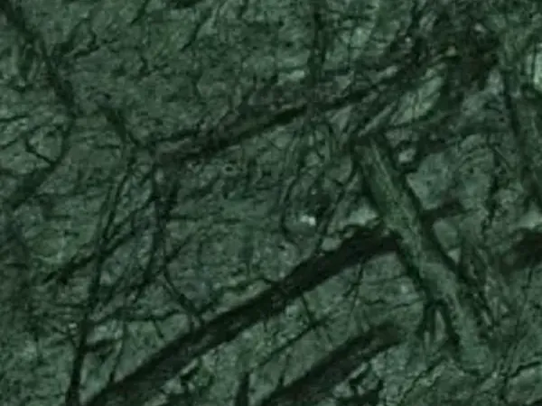 Placa de Mármol Verde Guatemala: fondo verde oscuro con una red de vetas verde claro en diagonal