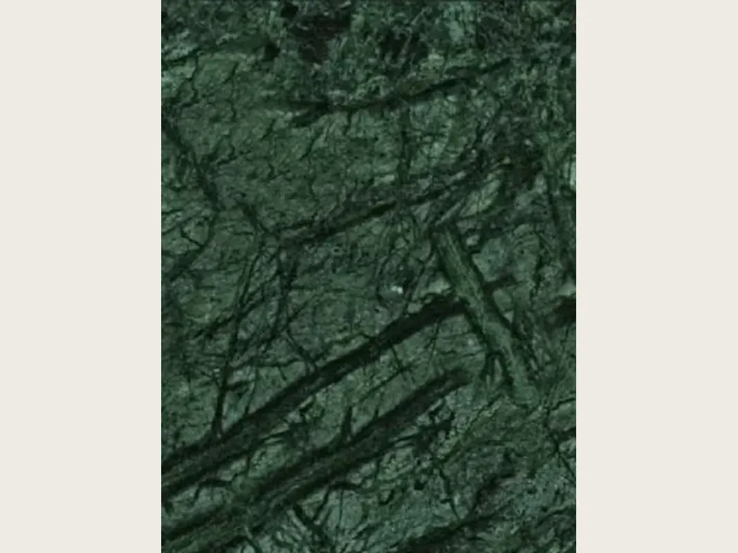 Placa de Mármol Verde Guatemala: fondo verde oscuro con una red de vetas verde claro en diagonal