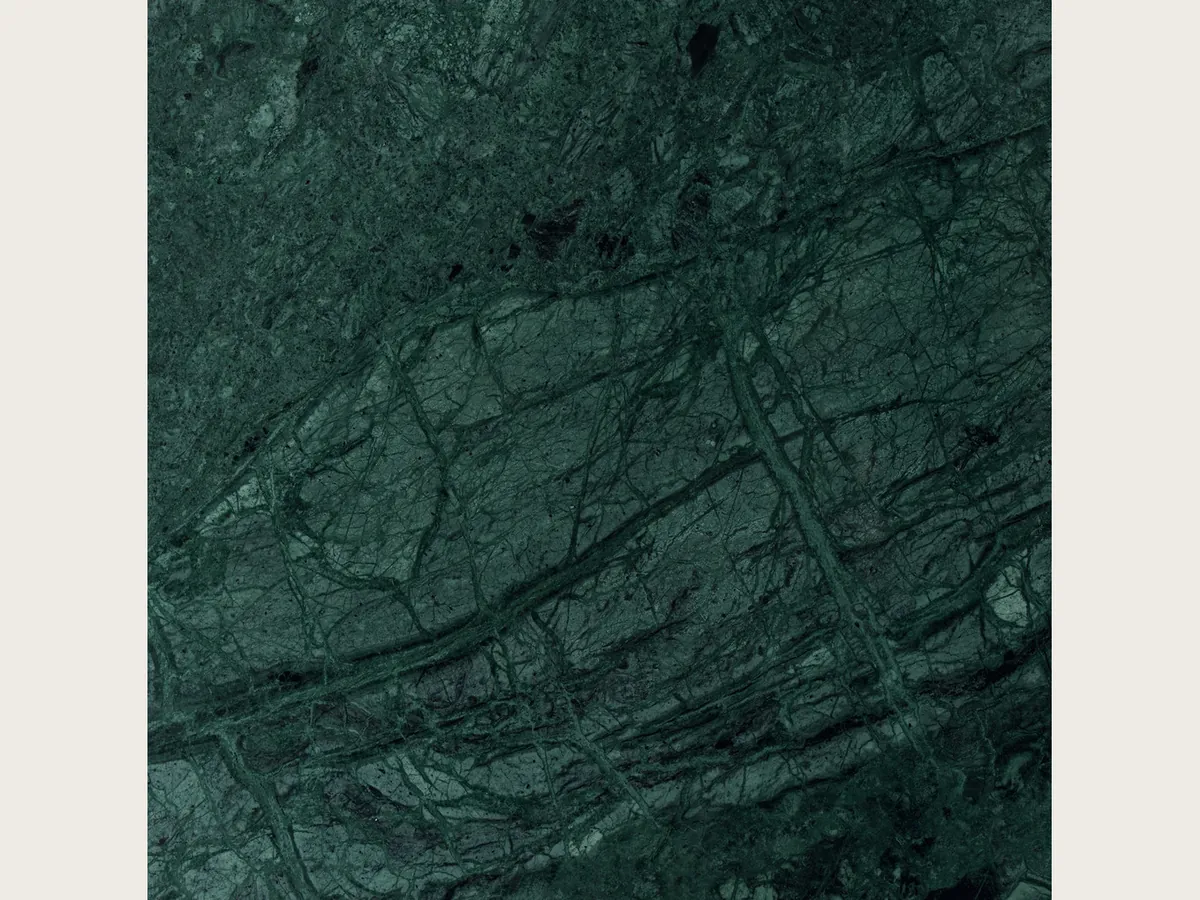 Placa de Mármol Verde Imperial: fondo verde petróleo con red fina de vetas verde claro en diagonal