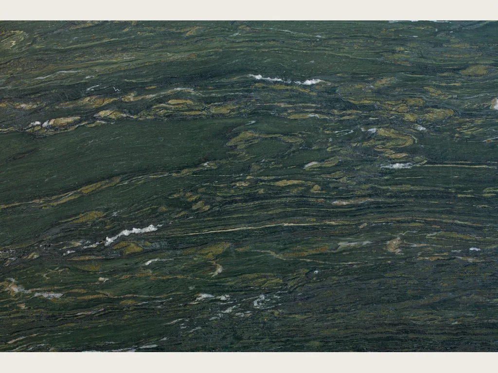 Placa de Mármol Verde Pavone: fondo verde oscuro con trazos dorados y blancos alargados en horizontal