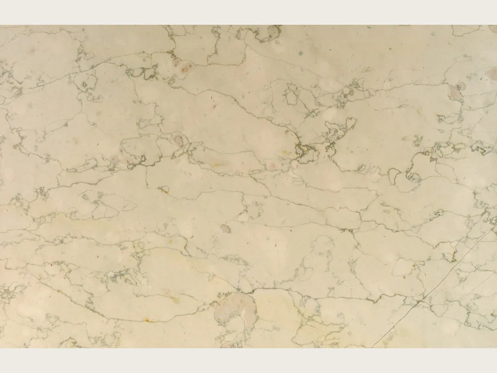 Placa de mármol beige Verdello: fondo beige crema con una red fina de líneas grises tipo craquelado, en acabado pulido