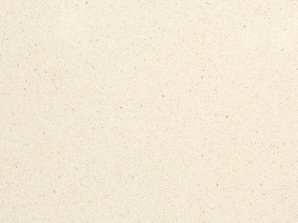 Detalle del mármol beige Veselje: puntitos oscuros apenas visibles sobre el crema mate