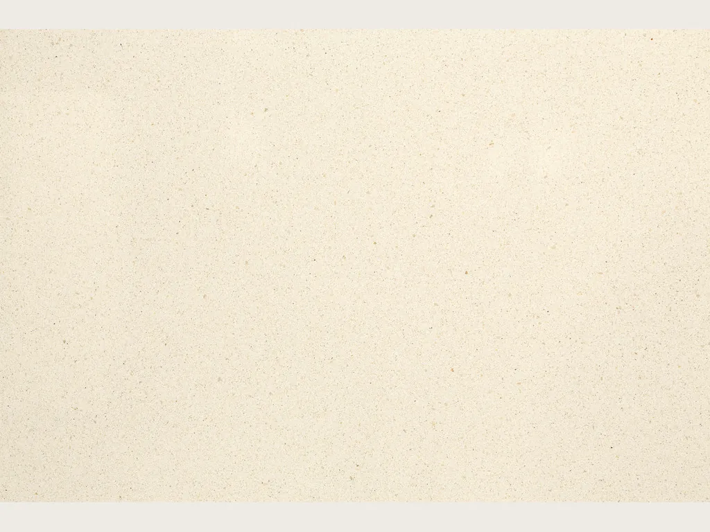 Placa de mármol beige Veselje: fondo crema claro liso, sin vetas, con puntos oscuros diminutos y superficie mate