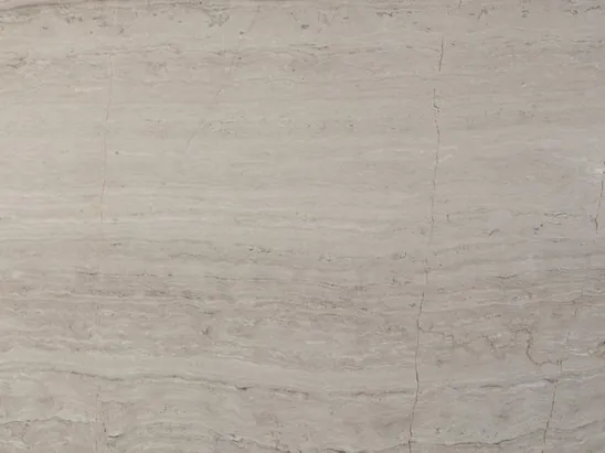 Placa de Mármol White Wood: fondo gris claro con líneas horizontales finas que imitan la fibra de la madera