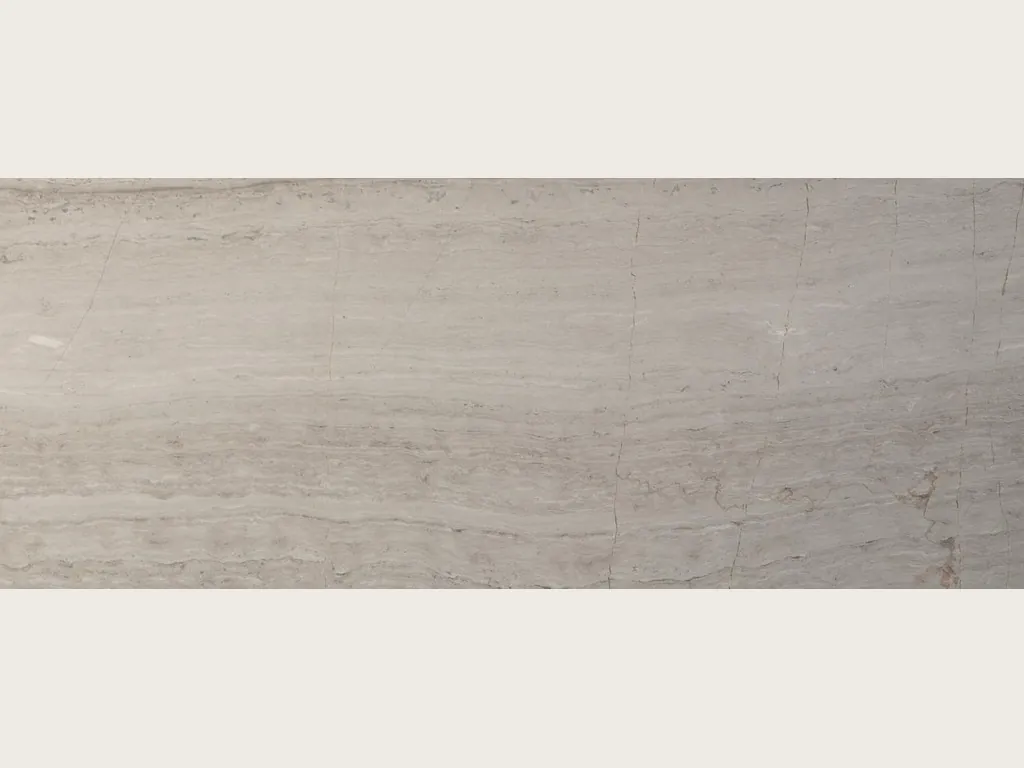 Placa de mármol gris White Wood: fondo gris claro con líneas horizontales finas que imitan la fibra de la madera
