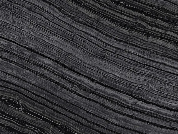 Detalle del Mármol Zebrato: líneas grises y claras apretadas sobre el negro con brillo de pulido