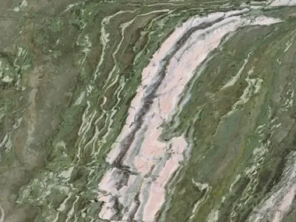 Placa de Ónix Brioches: verde grisáceo con una franja ancha rosa y blanca que la cruza en diagonal