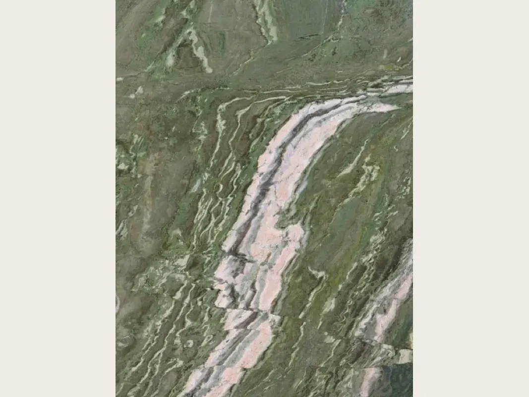 Placa de ónix verde Brioches: verde grisáceo con una franja ancha rosa y blanca que la cruza en diagonal