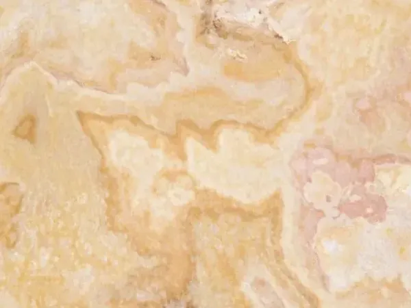 Placa de Ónix Cappuccino: fondo crema con nubes sinuosas color miel y toques rosados