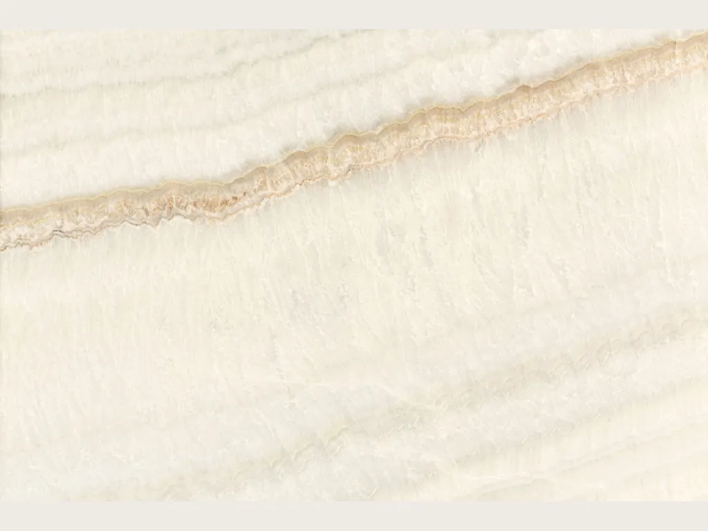 Placa de ónix beige Ivory: fondo marfil con bandas onduladas suaves y una línea miel en diagonal