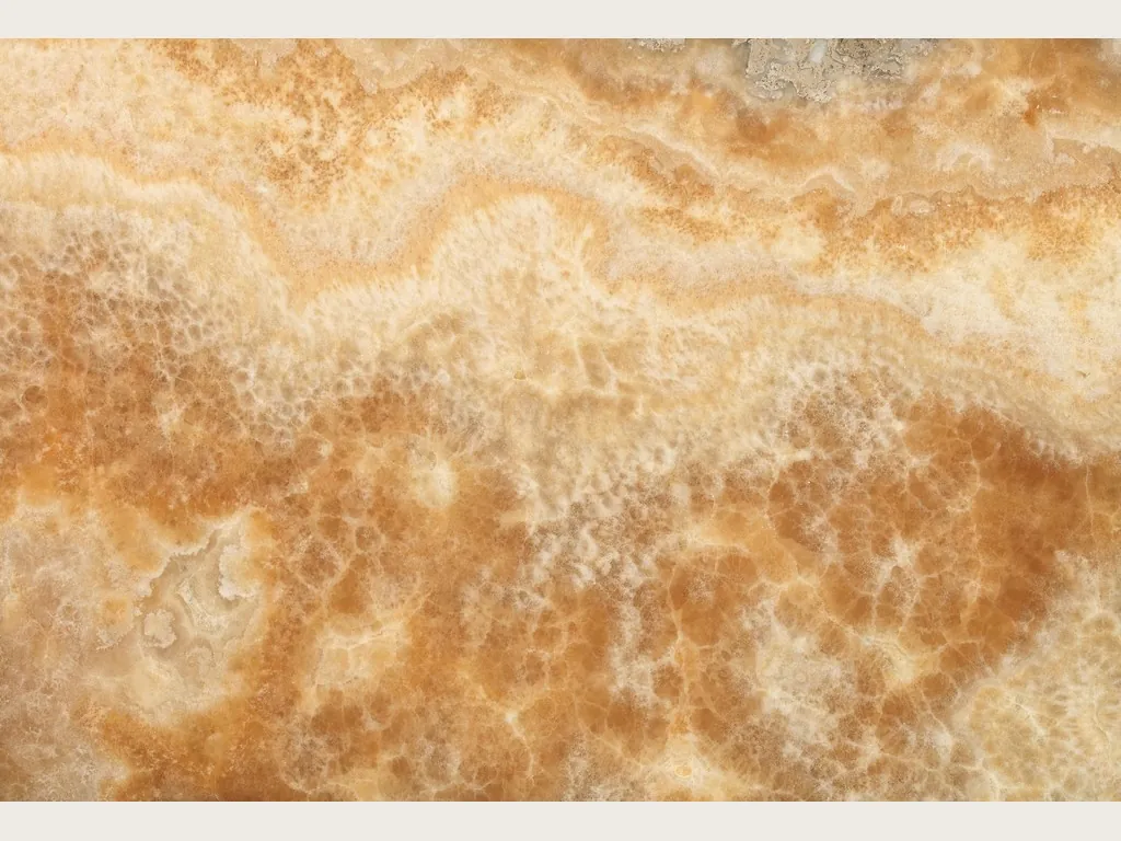 Placa de ónix amarillo Miel: bandas horizontales suaves en crema y miel claro, con textura fibrosa vertical (otra placa)