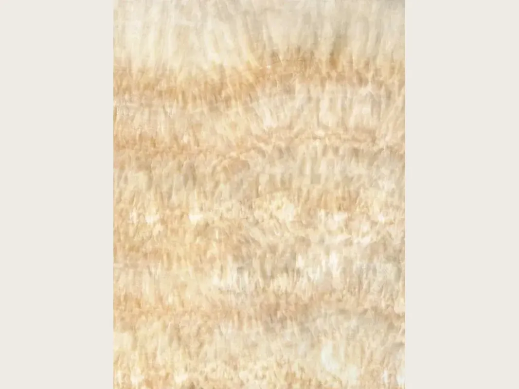 Placa de ónix amarillo Miel: bandas horizontales suaves en crema y miel claro, con textura fibrosa vertical
