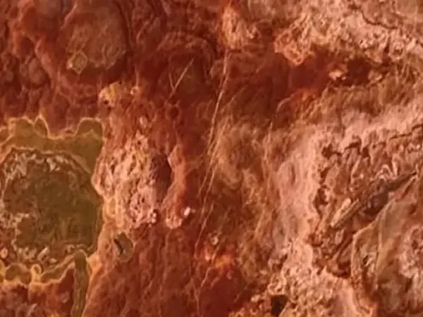 Placa de Ónix Rojo: fondo rojo óxido con manchas irregulares rojo oscuro y naranja y una zona ocre verdosa