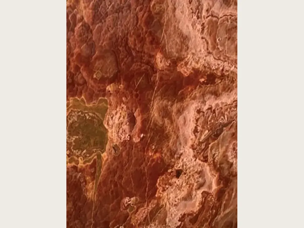 Placa de Ónix Rojo: fondo rojo óxido con manchas irregulares rojo oscuro y naranja y una zona ocre verdosa
