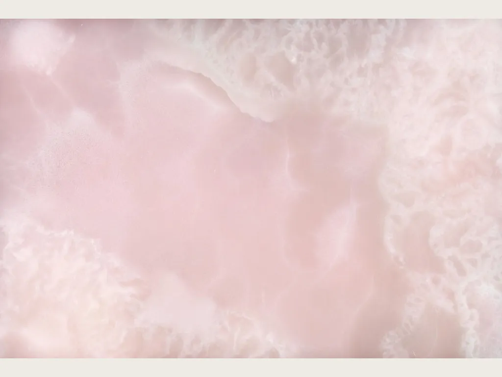 Placa de Ónix Rosa: fondo rosa lila con nubes blancas y vetas finas en diagonal (otra placa)
