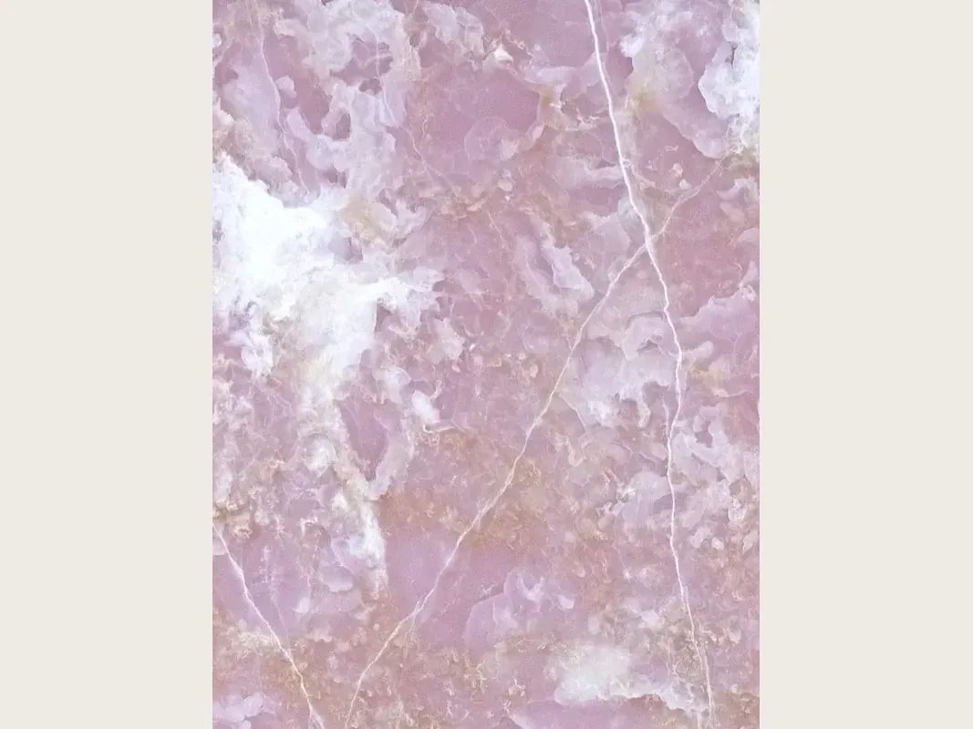 Placa de Ónix Rosa: fondo rosa lila con nubes blancas y vetas finas en diagonal
