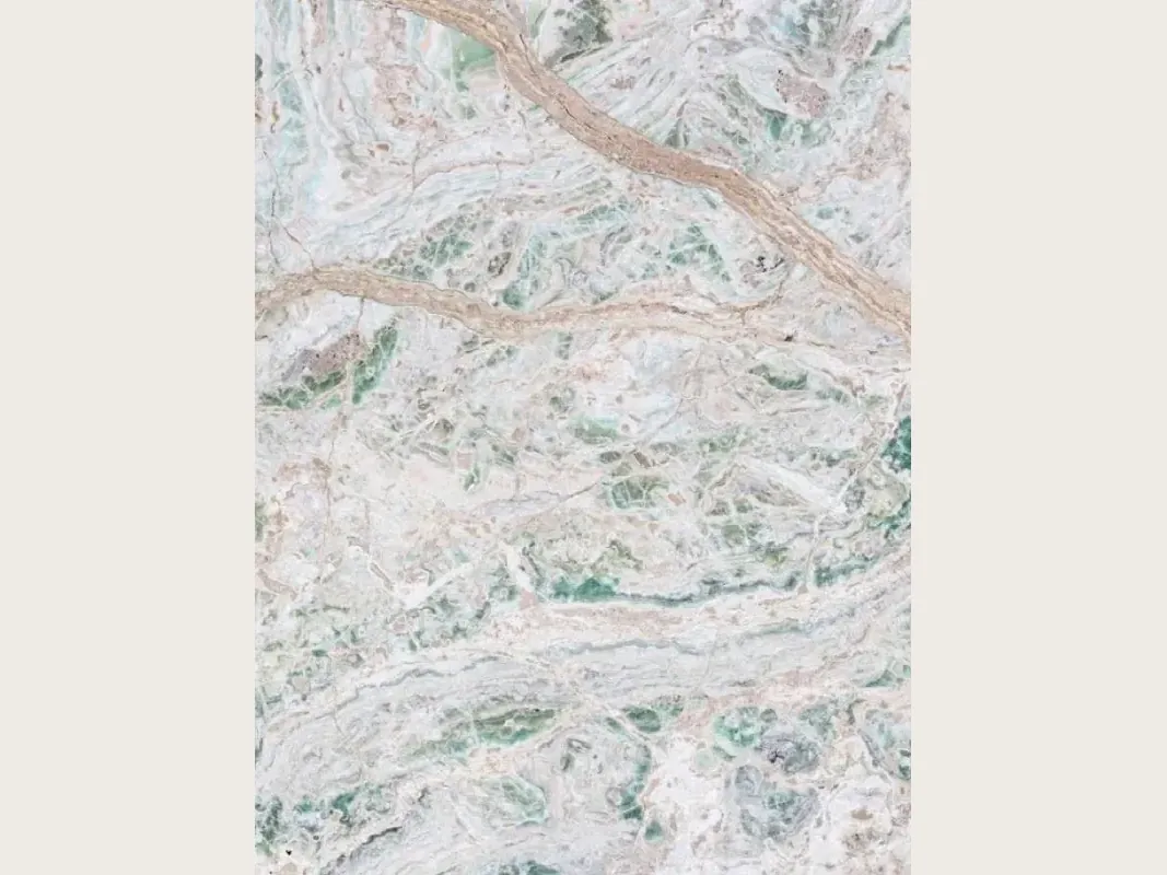 Placa de Ónix Verde Himalaya: fondo blanco verdoso con vetas rosa terroso onduladas y manchas verde menta