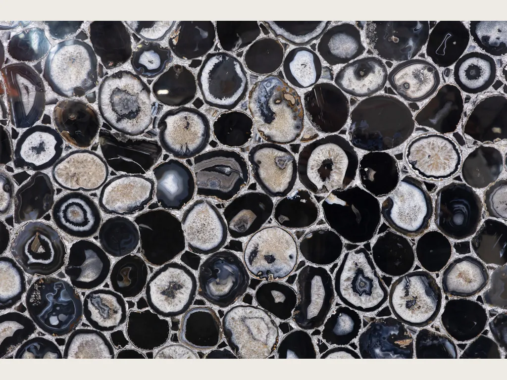Placa de Ágata Negra con Hoja de Plata: mosaico de rodajas redondas con anillos grises y blancos y juntas plateadas