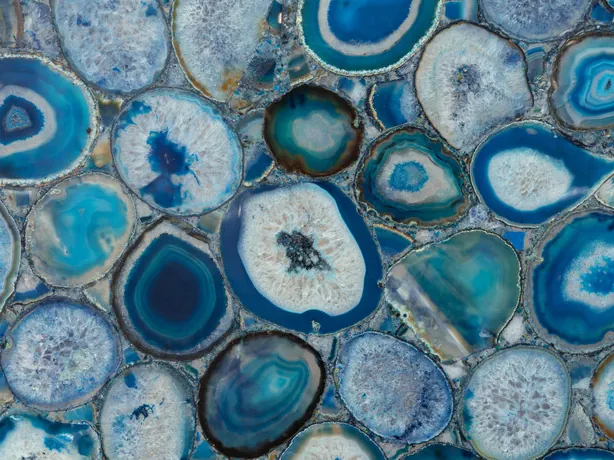 Detalle de rodajas de Ágata Azul con anillos concéntricos y centro cristalino