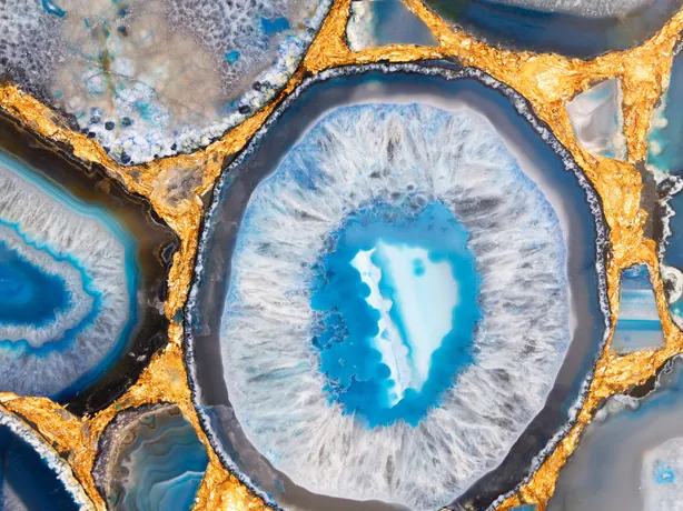Detalle del Ágata Azul con Hoja de Oro: juntas doradas gruesas entre rodajas azules y blancas