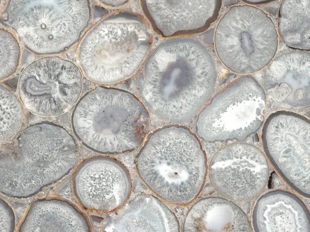 Detalle de Ágata Cristal: bordes grises y centros blancos cristalinos de cada rodaja