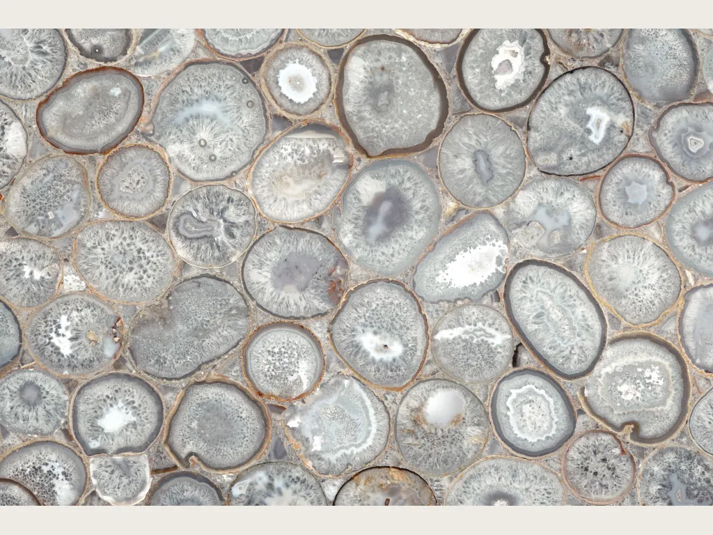 Placa de Ágata Cristal: mosaico de rodajas redondeadas con bordes grises y centros blancos