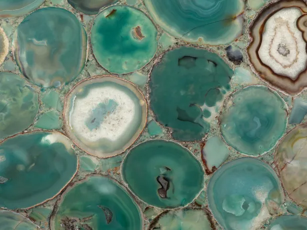 Detalle del Ágata Verde: anillos verdes, centros blancos y el brillo del pulido