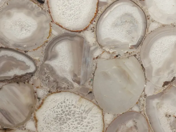 Detalle del Ágata Gris: anillos grises y centros blancos de las rodajas, con el brillo del pulido