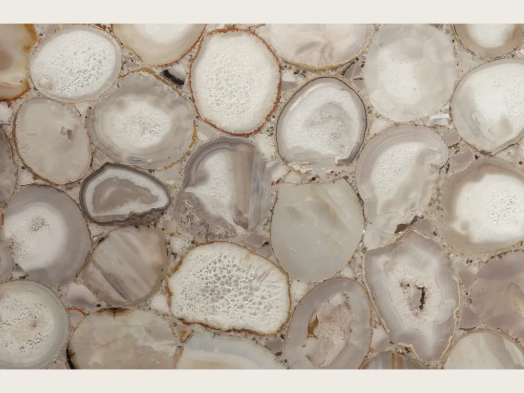 Placa de Ágata Gris: mosaico de rodajas gris beige y blancas con anillos suaves y centros blancos
