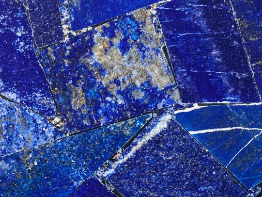 Detalle del lapislázuli: piezas azul intenso con motas y vetas blancas y puntos dorados