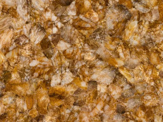 Detalle del Cuarzo Limón: cristales alargados en miel y crema sobre fondo ocre miel