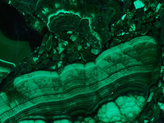 Detalle de la malaquita: círculos tipo ojo y bandas verdes con el brillo del pulido