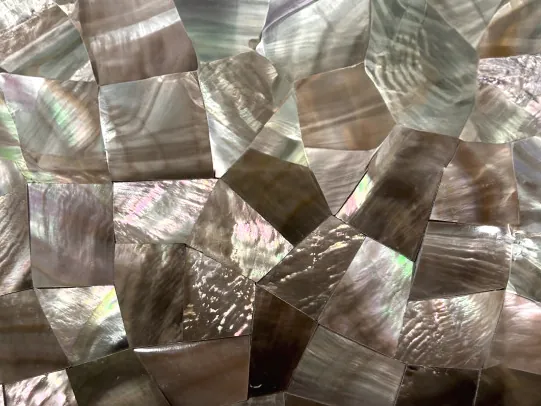 Detalle del Nácar de Concha Marrón: brillo irisado de las piezas del mosaico