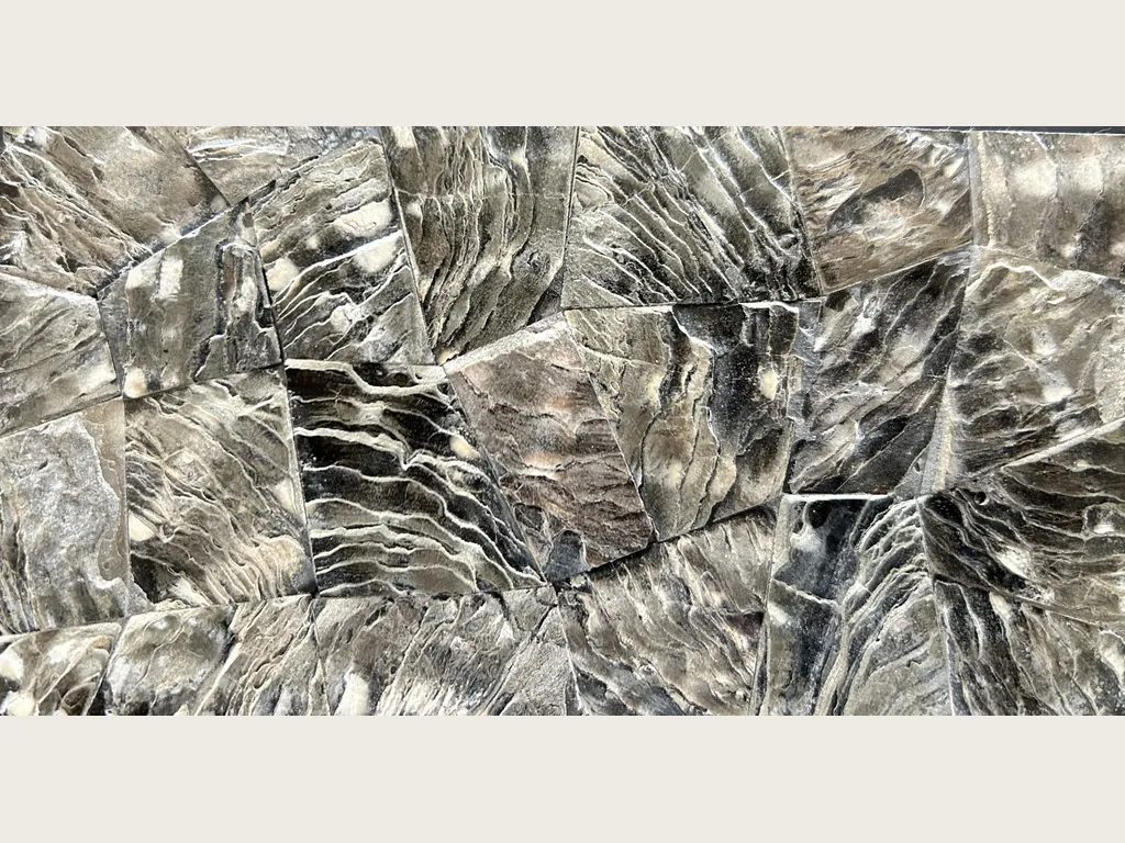 Placa de Nácar Galushell Gris: mosaico de piezas de concha con estrías onduladas y brillo metálico