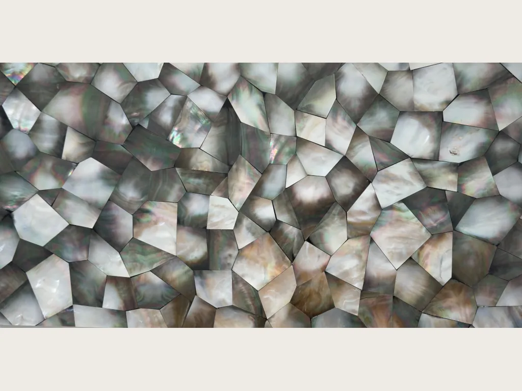 Placa de Nácar de Concha Gris: mosaico de polígonos con brillo irisado y juntas finas sobre fondo oscuro
