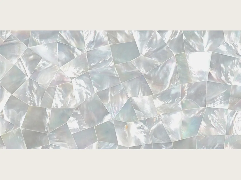 Placa de Nácar Pinctada Maxima: mosaico de piezas angulosas en blanco nacarado, con brillo leve