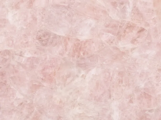 Detalle del Cuarzo Rosa: fragmentos de borde difuso con pulido brillante