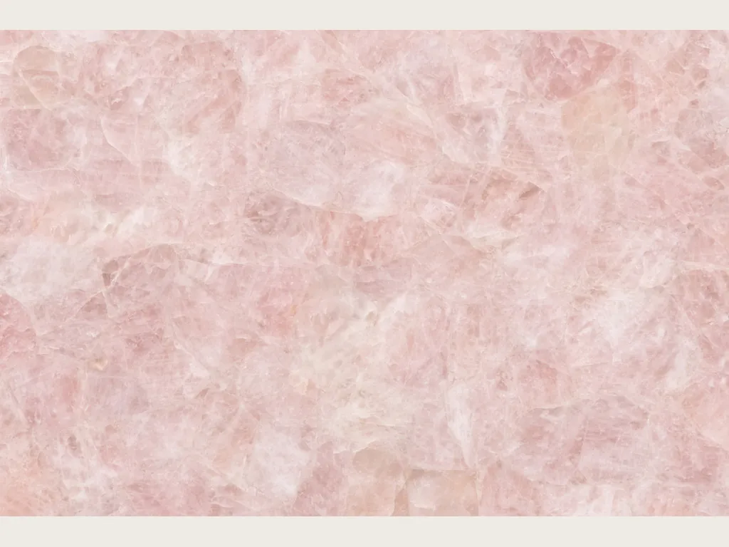 Placa de Cuarzo Rosa: fragmentos cristalinos rosados y blancos sobre fondo rosa pálido
