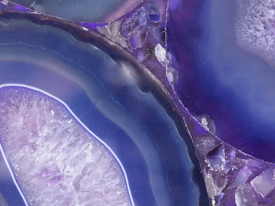 Detalle de Ágata Morada: bandas concéntricas violeta y centro lila cristalino