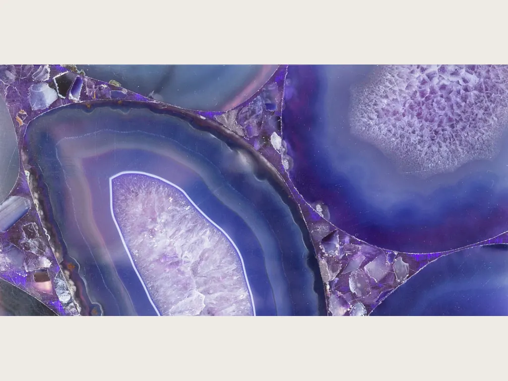 Placa de Ágata Morada: mosaico de rodajas violeta azulado con centros lila