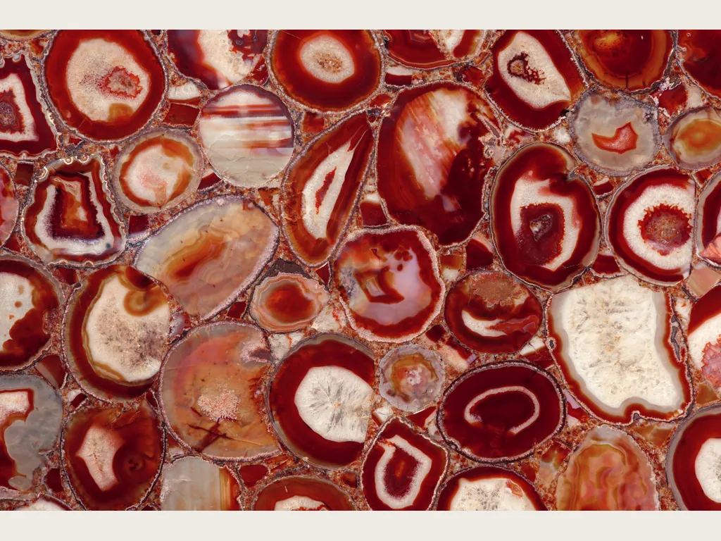 Placa de Ágata Roja: mosaico de rodajas redondeadas con anillos rojos y centros crema