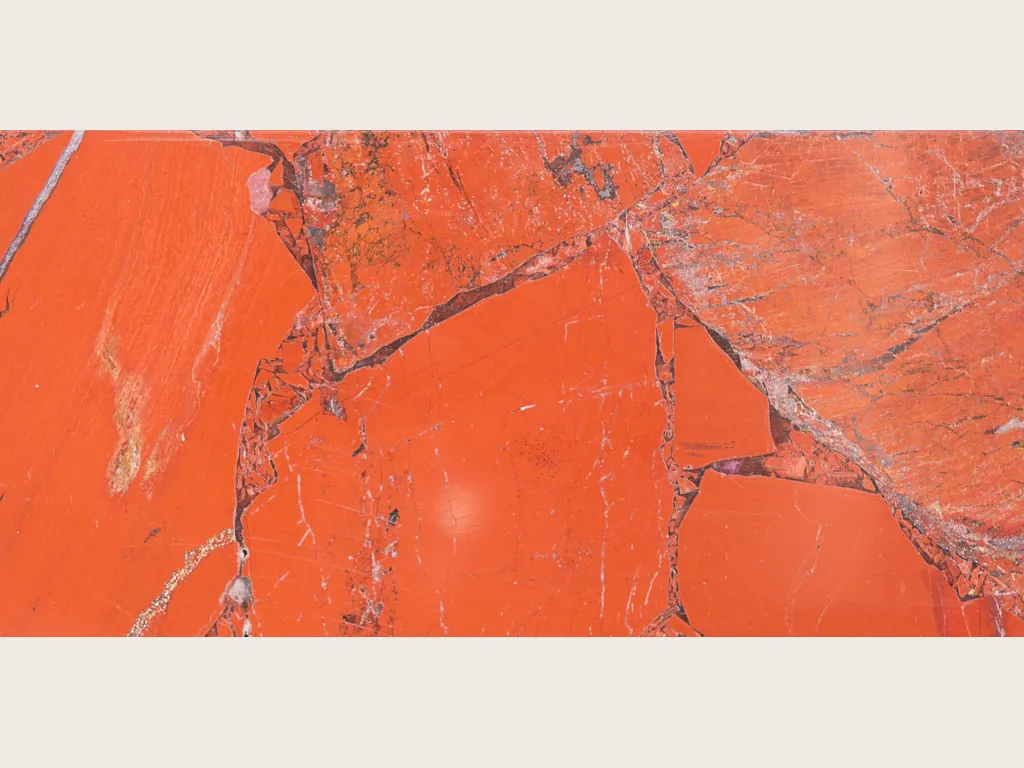 Placa de Jaspe Rojo: piezas grandes de rojo anaranjado unidas por líneas grises finas