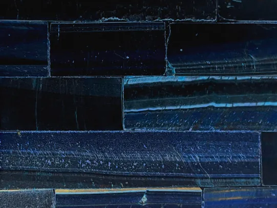 Detalle de Ojo de Tigre Azul Extra: reflejos azules finos y brillo del pulido