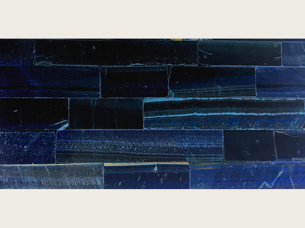 Placa de Ojo de Tigre Azul Extra: listones horizontales azul marino con reflejos finos