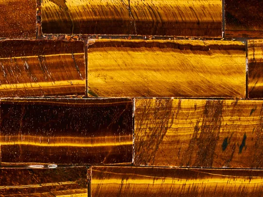 Detalle del Ojo de Tigre Dorado: bandas doradas y ámbar de brillo cambiante en cada listón