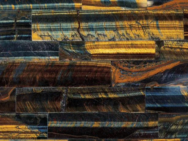 Detalle del Ojo de Tigre Azul Dorado: bandas alternadas dentro de cada listón, con brillo de pulido