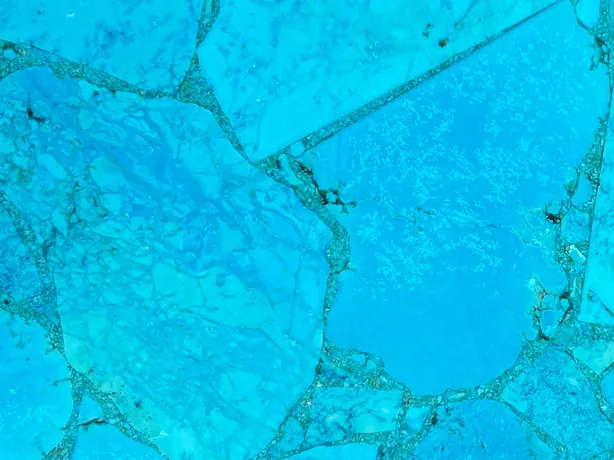 Detalle de la placa de turquesa: el mosaico de piezas y juntas finas